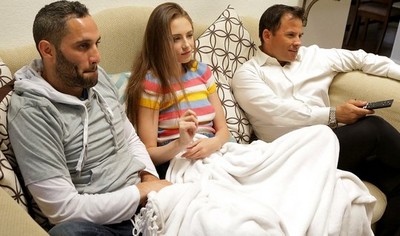 Молодая и худая девушка испытывает удовольствие от секса с другом в позе раком.