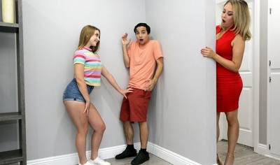 Мама и ее дочь провели время с парнем в спальне, вовлекая его в групповой секс и минет.