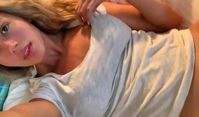 Жена проводит интимные моменты перед камерой для съемки домашнего видео.