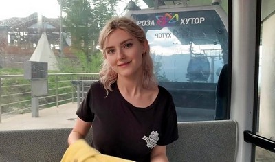 Русская девушка делает минет и дрочит член своему другу на камеру.