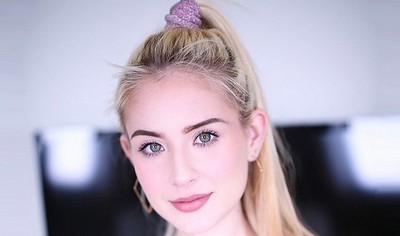 Красивая молодая девушка согласна сфотографироваться в приватном видео, где она делает любимому утренний минет.