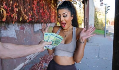 Пикапер знакомится с девушкой и снимает с нее видео, где они занимаются сексом.