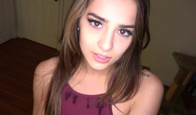 Студентка дома занимается оральным сексом и занимается сексом сверху.