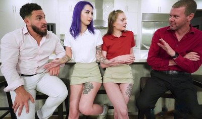 Молодые женщины занимаются интимными отношениями с более старшими мужчинами, и в итоге происходит эякуляция.