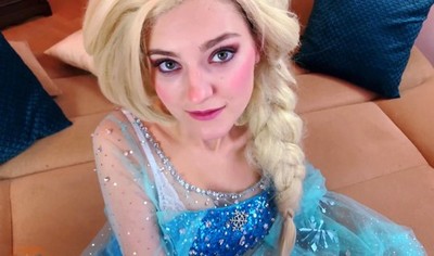 Русская девушка играет роль принцессы Эльзы в ролевой игре со своим любовником.