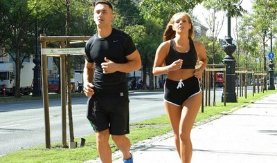 Русская спортсменка после утренней пробежки принимает душ и занимается сексом с тренером, достигая оргазма.