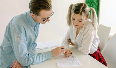 Молодая блондинка Тини попросила своего одногруппника помочь ей с математикой.