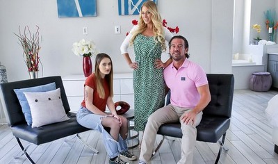 Мама с большой грудью и ее дочка устроили групповой интимный опыт для парня.