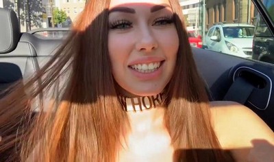 На свежем воздухе прекрасной даме нравится провести время в автомобиле и получить удовольствие.