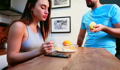 Девушка, будучи брюнеткой, согласилась на домашнюю активность после завтрака с другом.