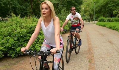 Молодая блондинка была пикапнута парнем в парке, и они решили продолжить утехи на полу.