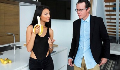 Девушка с темными волосами и обворожительными формами совершает интимную активность с парнем в очках, одетым в костюм.