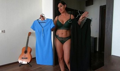 Мама согласилась на съемку домашнего порно, в котором она была в нижнем белье.