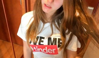 Девушка снимает трусики и соглашается на домашнюю съемку интимного момента.