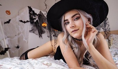 Молодая русская девушка не отказывается от совместной с другом домашней съемки после орального секса.