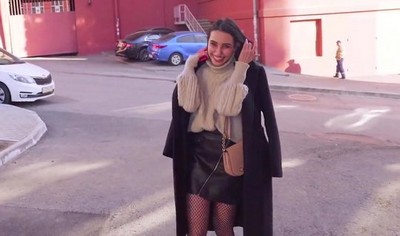 Русская девушка согласилась участвовать в пикапе с парнем, который снимал видео на улице.