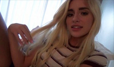 Женщина блондинка решила предоставить свои дырочки парню для съемки домашнего видео от первого лица.