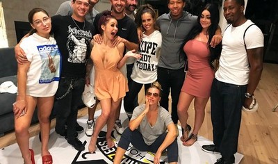 Во время группового секса девушки получают удовольствие и оргазм.