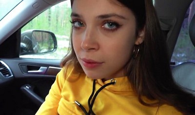 Русская девушка с другом отправилась на поездку на машине, чтобы хорошо провести время.