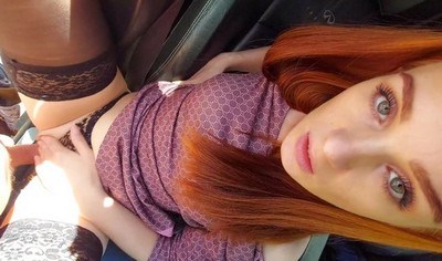 Рыжая девушка в чулках проводит интимное время с пикапером в машине.