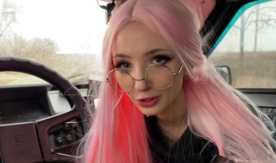 Молодая девушка решила заняться сексом в машине и достигла оргазма.