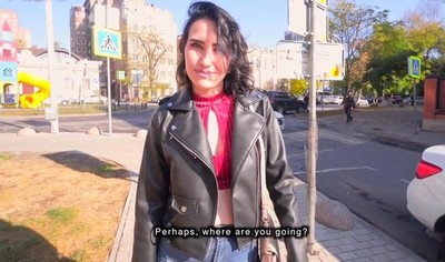 На публике, девушка соблазняет русского мужчину.