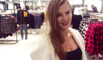 Русская девушка на публике готова удовлетворять партнера и принимать его эякуляцию в оральном контакте.