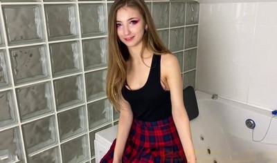 Молодая русская девушка согласилась на съемку домашнего порно, находясь в нетрезвом состоянии.