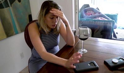 Мамка после излишнего употребления алкоголя не отказывает своему пасынку в сексуальных удовольствиях и предлагает свои интимные возможности.