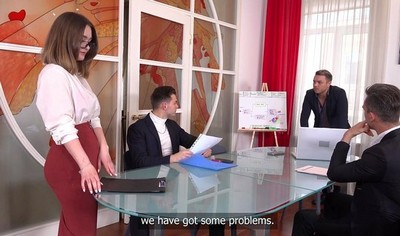 Русская секретарша с упругой грудью и влажной киской была готова подарить мужчинам невероятные ощущения.