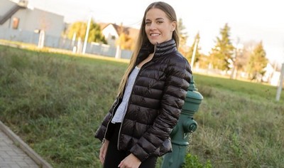 Во время пикапа, молодая женщина с длинными волосами согласилась участвовать в сексуальном видео на камеру.