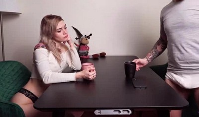 Молодая русская женщина проводит приятное утро с другом, одетая в трусики и короткую кофту.