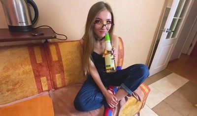 Русская худощавая девушка во время домашнего видео испытывает удовольствие и оргазм.