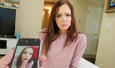 Молодая женщина в розовом свитере стоит перед своим партнером на коленях.