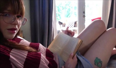 Милая девушка в очках наслаждается близким планом во время интимных моментов.