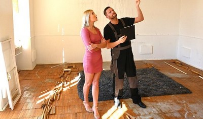 На видео камере парень и блондинка показывают свою страсть друг к другу.