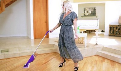 Татуированная женщина от первого лица принимает удобную позу на диване.