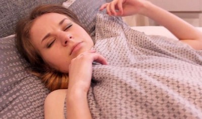 Русская пара на кровати решила записать свое домашнее видео.