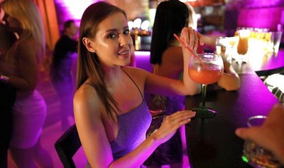 Барышня, соблазнительная и нежная, наслаждалась сексом от первого лица в клубе с любовником.