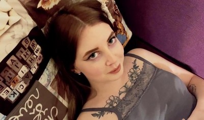 Татуированная девушка с большой попой готовилась к домашнему порно перед камерой.