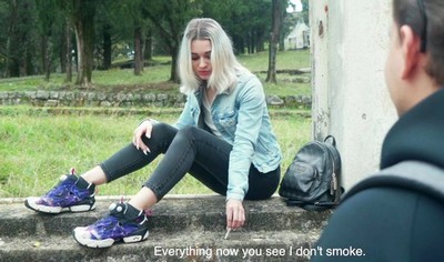 Татуированная русская блондинка удовлетворяет своего любовника, после прогулки они разделись.