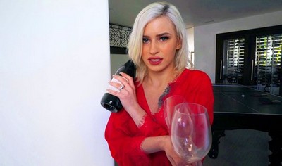 Блондинка стройная и сексуальная с длинными ножками готова радовать своего любовника реальным сексом от первого лица.