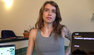 Худощавая женщина с татуировками участвует в съемках порнофильма от первого лица с другом в общежитии.