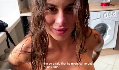 Во время отсутствия мужа, русская жена находила удовлетворение в компании соседа, который заходил к ним в гости.