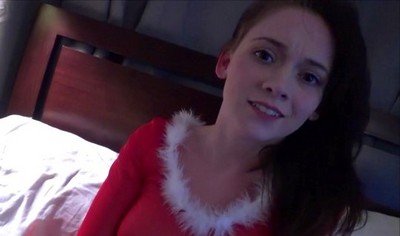 Во время рождественских праздников, брюнетка и её друг решили снять домашнее порно.