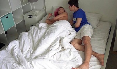 Молодая русская пара решила снять домашнее порно по классической схеме.