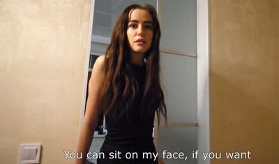 Молодая женщина с длинными волосами занимается сексом с молодым мужчиной.