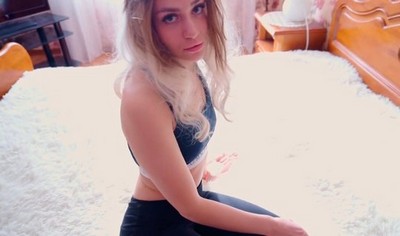 Парень занимается сексом с блондинкой, записывая домашнее порно.