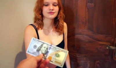 Рыжая девушка пришла по адресу и встретилась с зрелым мужчиной.