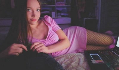 Девушка решила устроить парню приятный сюрприз, поэтому, пока он смотрел кино на ноутбуке, она начала ласкать его член.